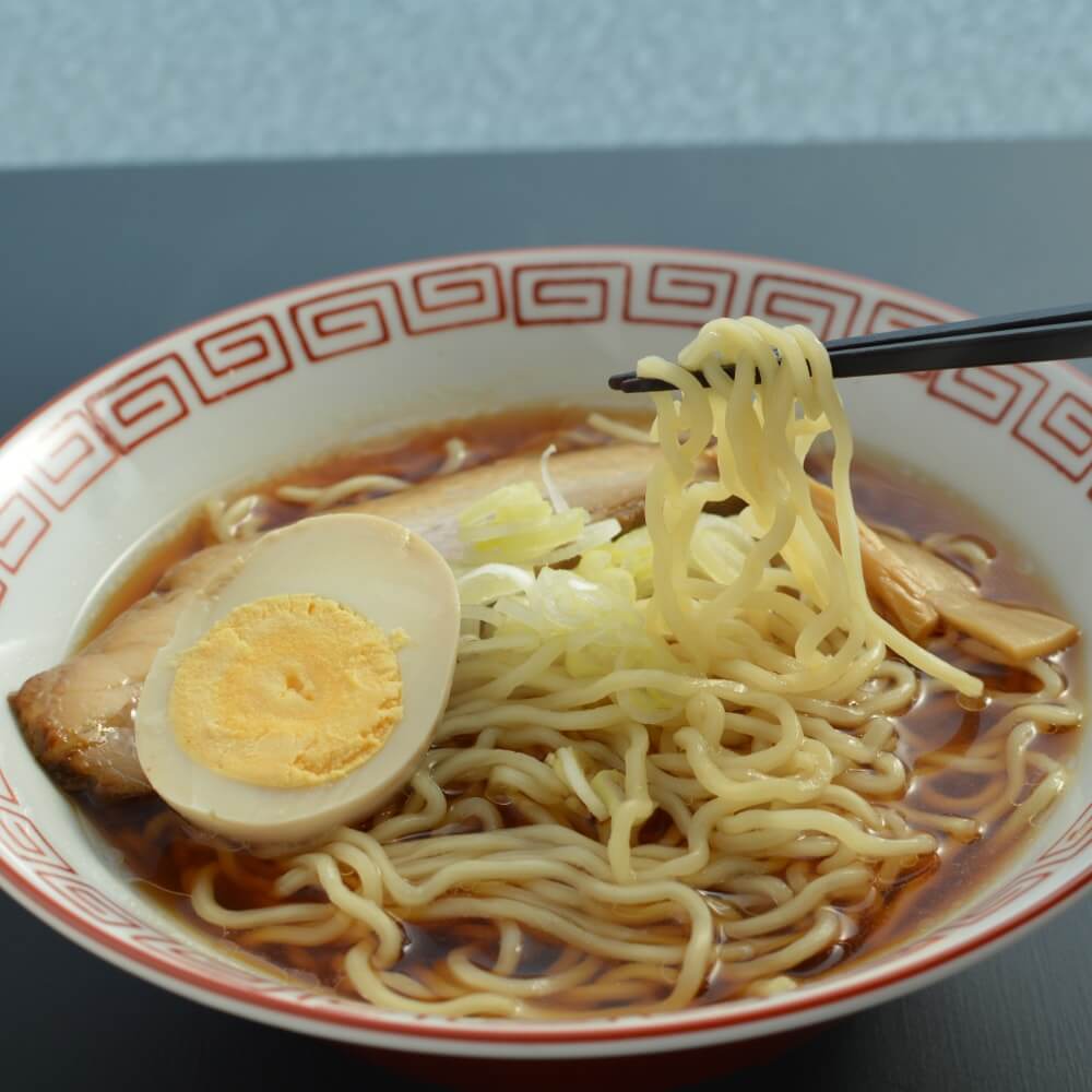 商品名:中華食堂、中加水の中太麺・ちぢれ麺のあっさり醤油ラーメンの麺持ち上げ