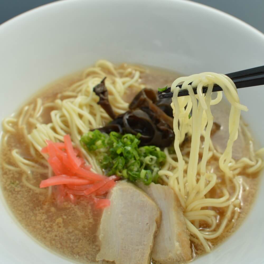 商品名:博多、低加水の極細麺・ストレート麺のとんこつ醤油ラーメンの麺持ち上げ