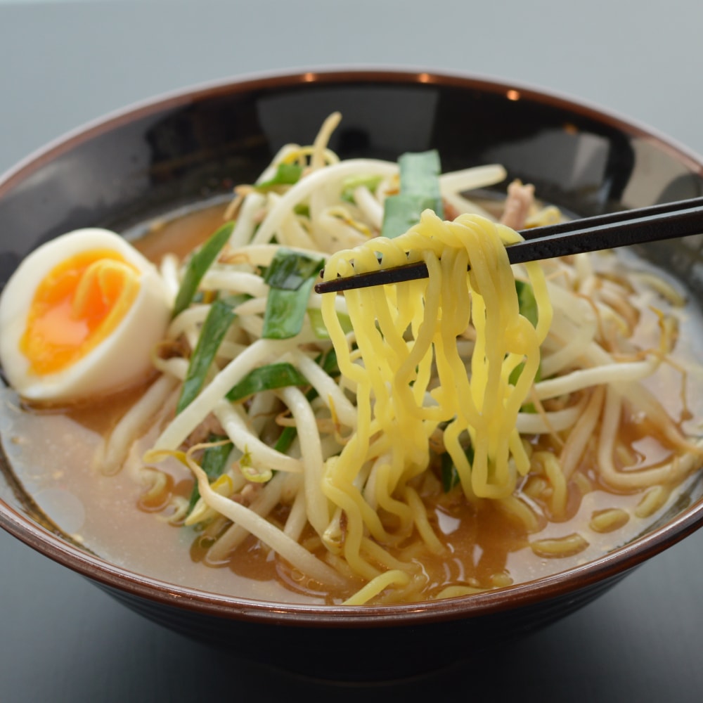 商品名:モッチリ、多加水 熟成の中太麺・ちぢれ麺の味噌ラーメン