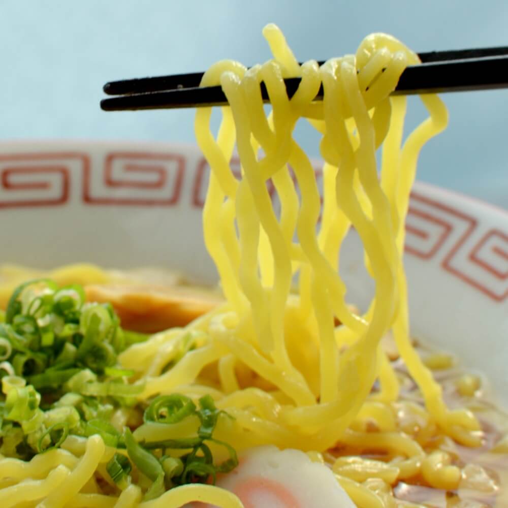 商品名:町中華、中加水の細麺・ちぢれ麺のこくうま醤油ラーメンの麺持ち上げアップ