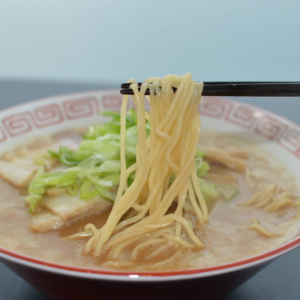 商品名:チャッチャ、中加水の細麺・ストレート麺のとんこつ醤油ラーメン