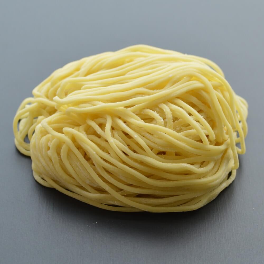 商品名:ツルモチ、多加水 熟成の中太麺・ストレート麺の生麺
