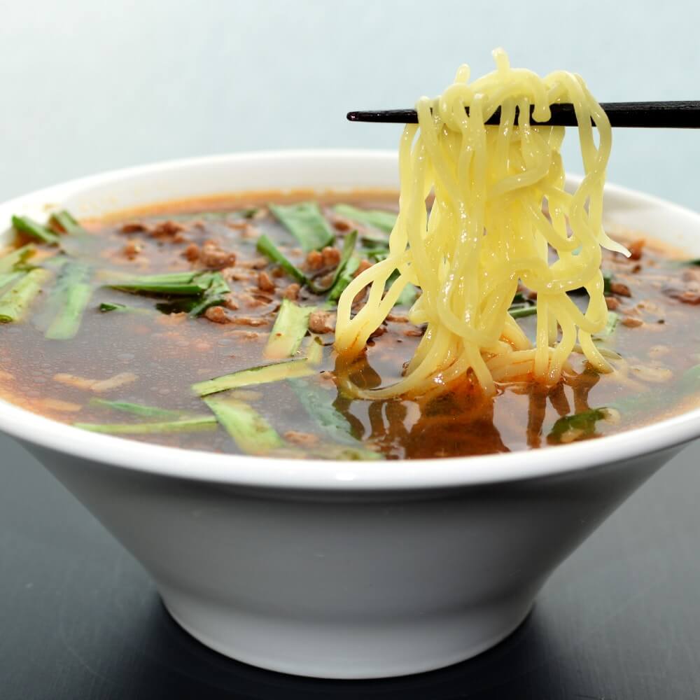 商品名:ツルモチ、多加水 熟成の中太麺・ストレート麺の無化調醤油ラーメンの麺持ち上げ