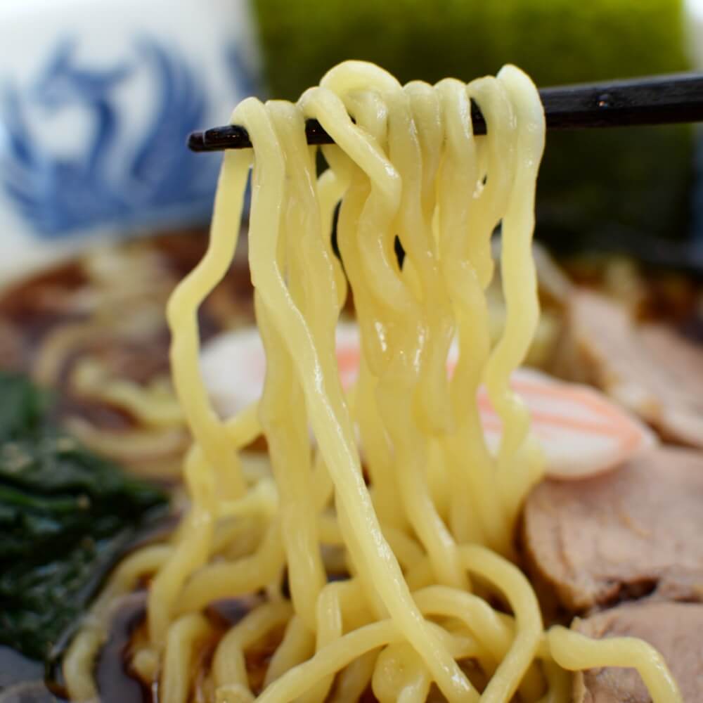 商品名:佐野、多加水 熟成の中太麺・手揉み麺の無化調醤油ラーメンの麺持ち上げアップ