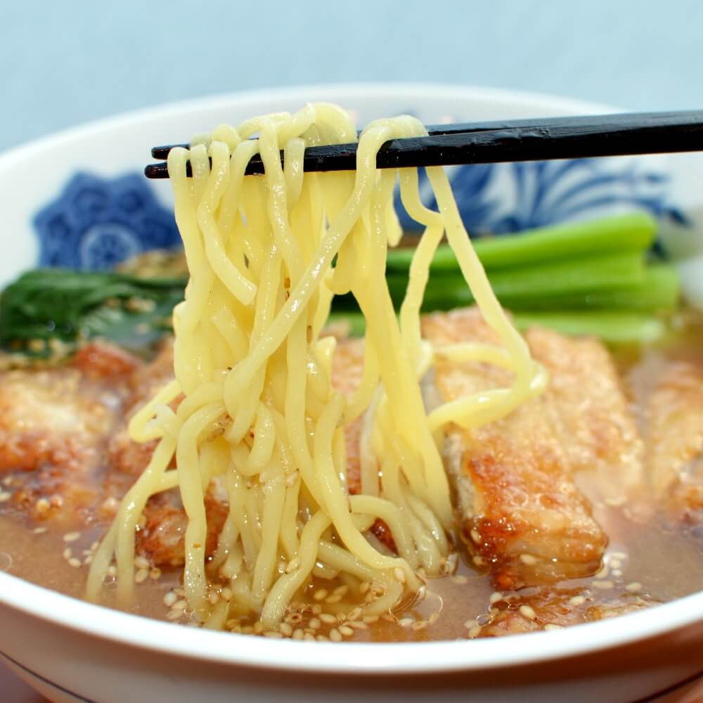 商品名:もみ、多加水 熟成の中太麺・手揉み麺の味噌ラーメンの麺持ち上げ