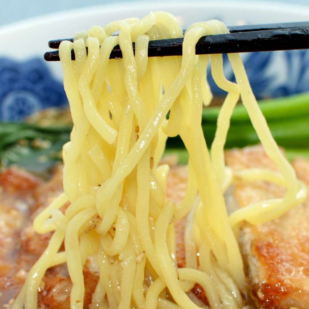 商品名:もみ、多加水 熟成の中太麺・手揉み麺の味噌ラーメンの麺持ち上げアップ