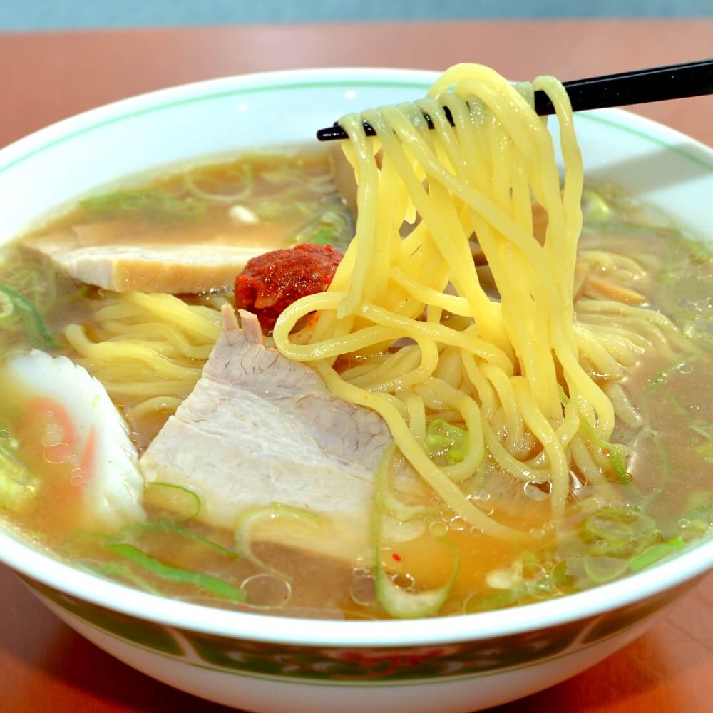 商品名:福寿、多加水 熟成の平打ち太麺・ストレート麺の味噌ラーメンの麺持ち上げ
