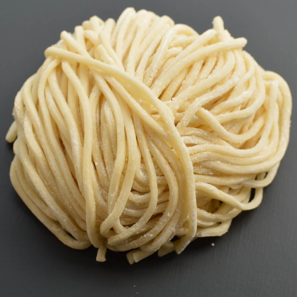 商品名:三ツ白、多加水 熟成の太麺・ストレート麺の生麺