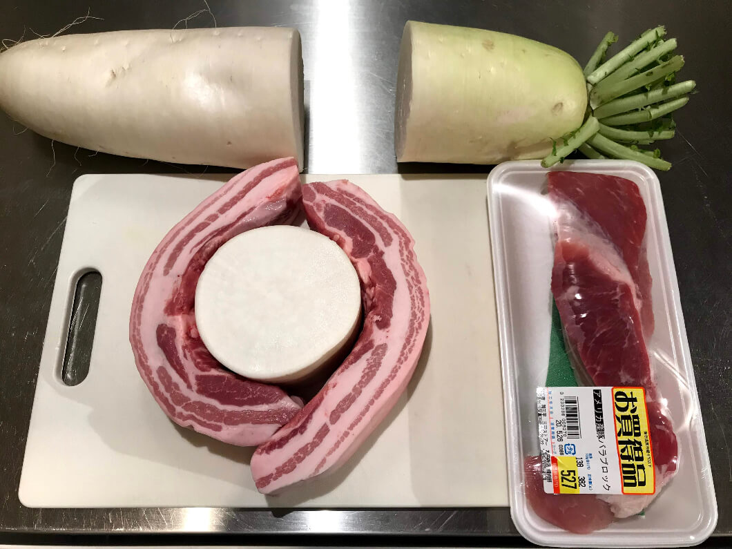 円盤チャーシューの材料をカット