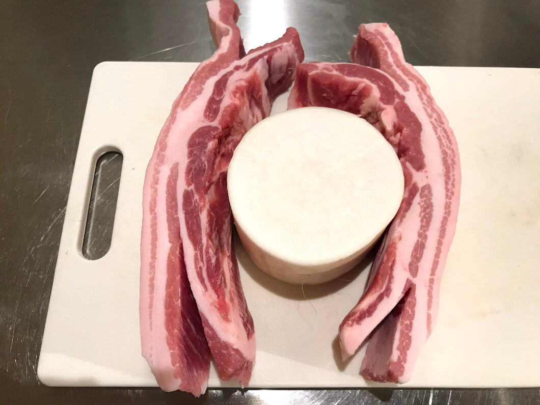 大根に豚バラ肉をまく