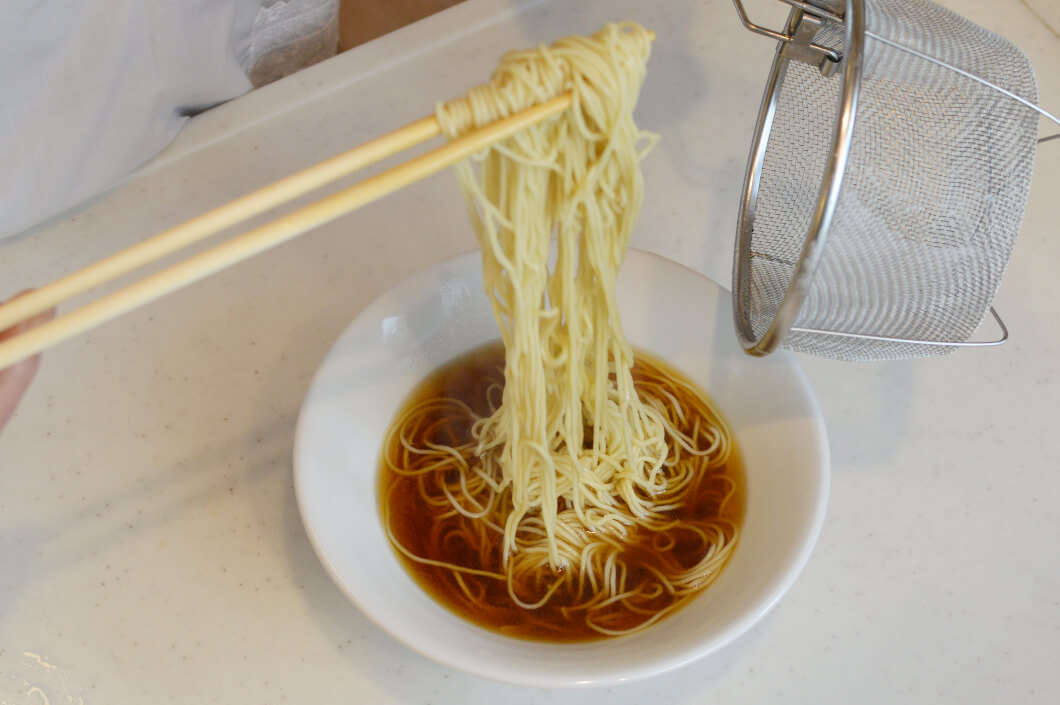 おうちでできるラーメンの麺のきれいな揃え方 コツ教えます ラーメン つけ麺通販 製麺所直送 麺くる