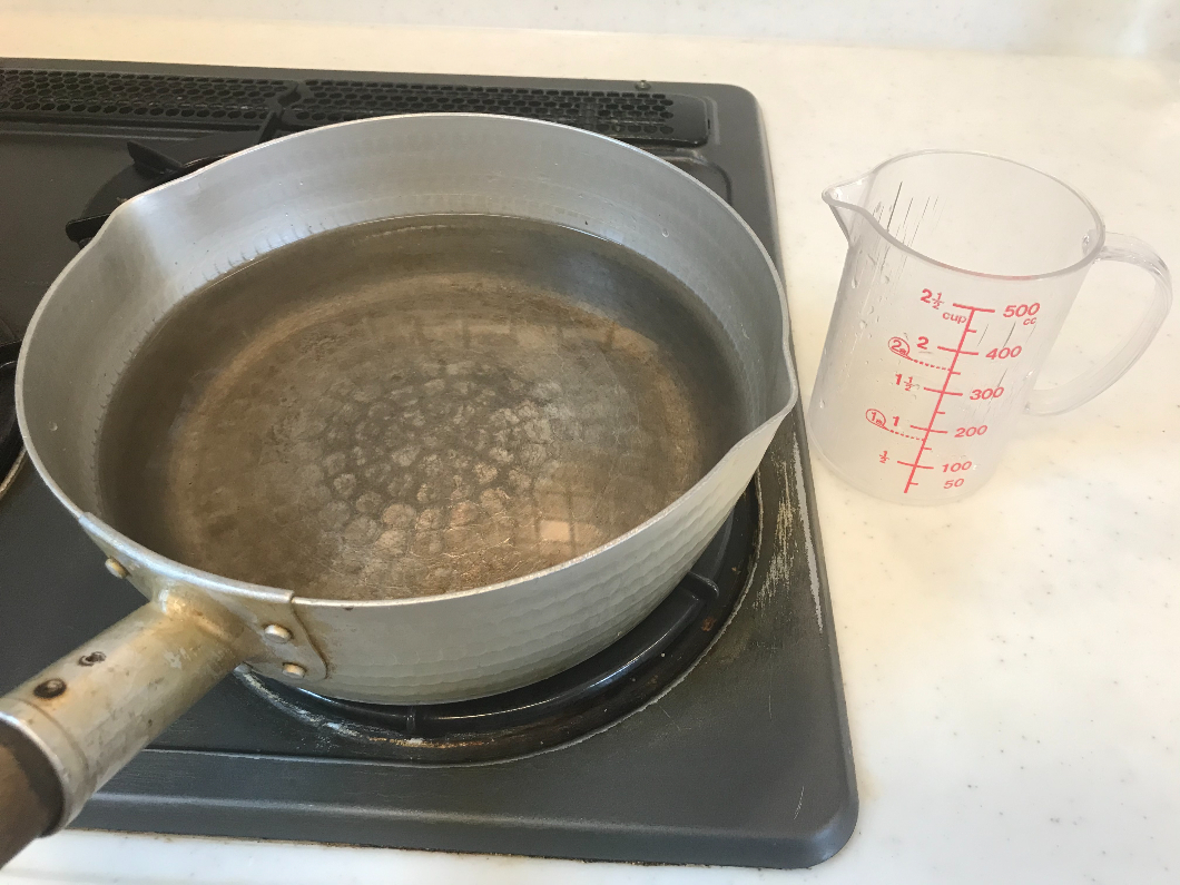 ラーメンをゆでるたっぷりのお湯１．５リットルを鍋に入れる