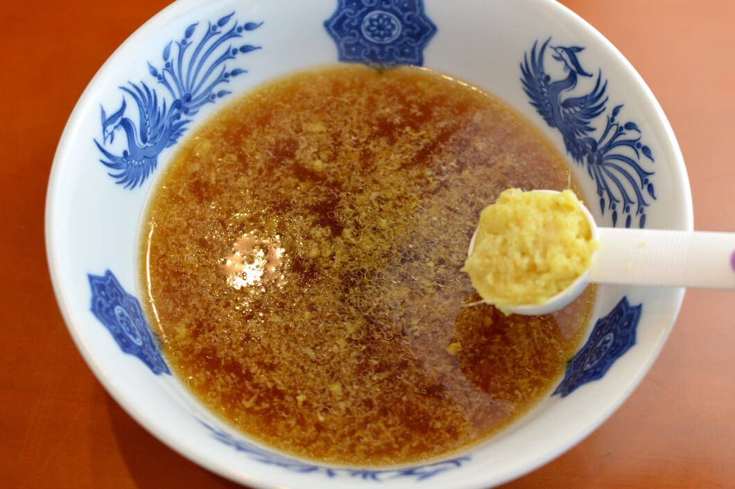 ラーメンスープに溶かした大さじ２杯の生姜スープ