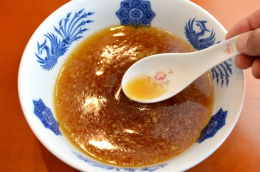 ラーメンスープに溶かした大さじ１杯の生姜スープ