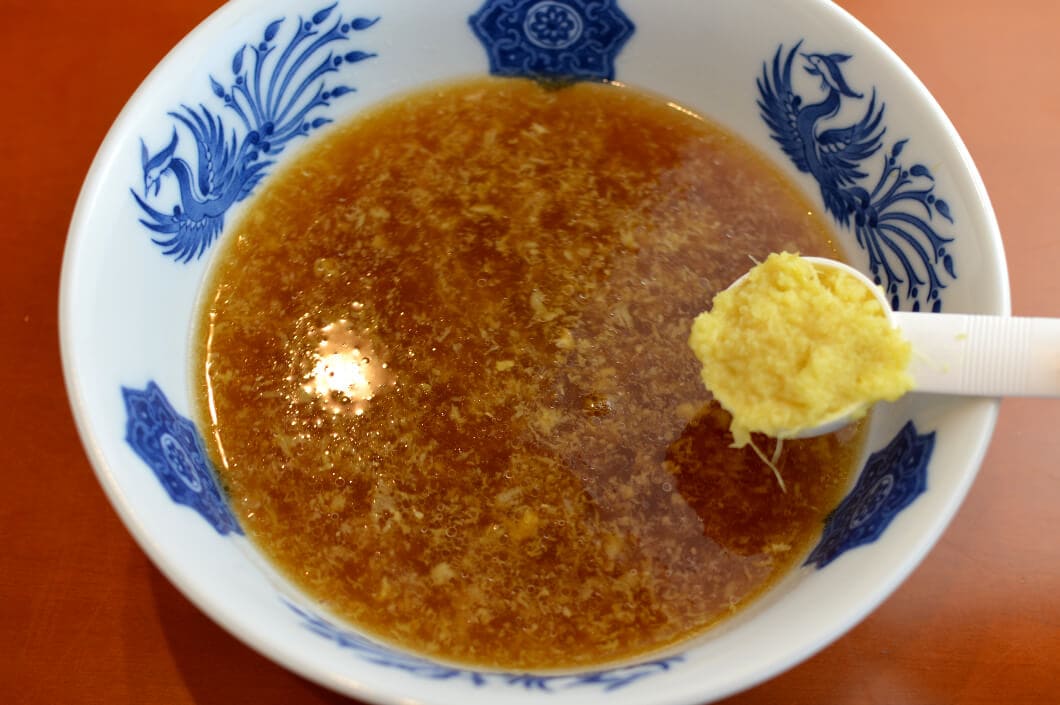 ラーメンスープに溶かした大さじ３杯の生姜スープ