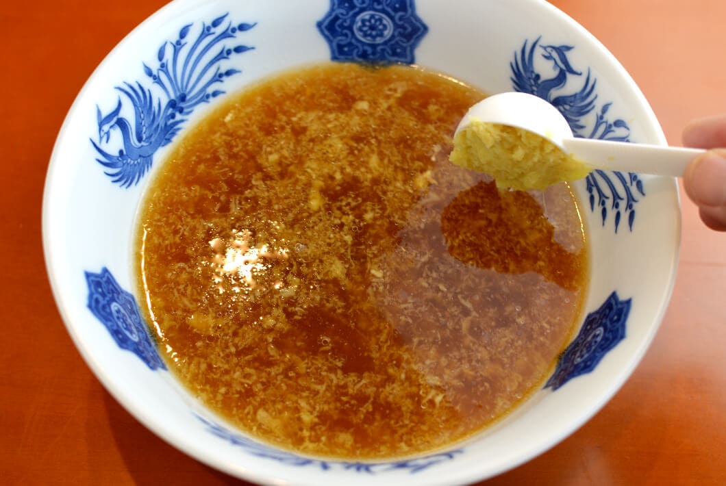 ラーメンスープに溶かした大さじ４杯の生姜スープ