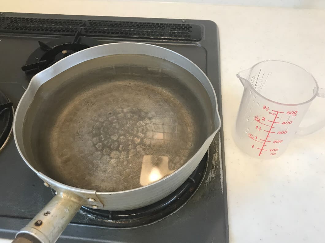 ラーメンをゆでるたっぷりのお湯３リットルを鍋に入れる