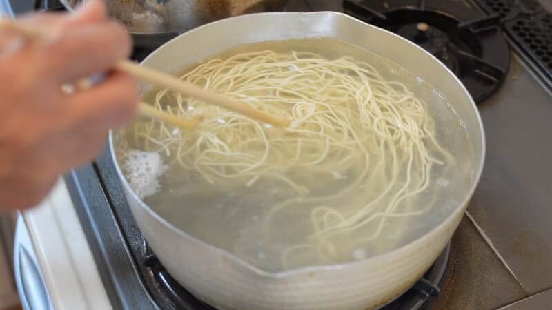 コツ】たっぷりのお湯とは？ラーメンの生麺の茹で方・下準備を解説 - ラーメン・つけ麺・低糖質麺の通販 製麺所直送【麺くる 公式直営サイト】